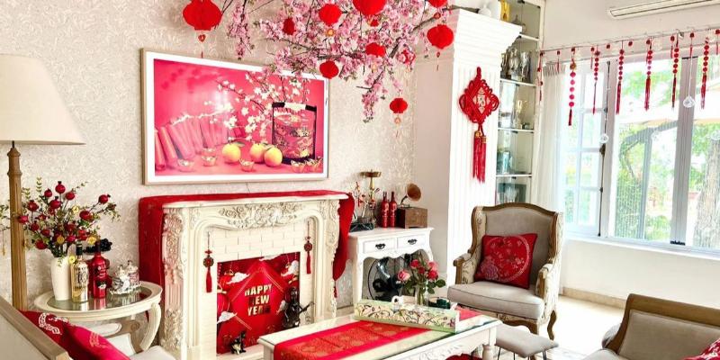 Hình ảnh cây tài lộc phong thủy được đặt trang trọng trong không gian phòng khách hiện đại và ấm cúng